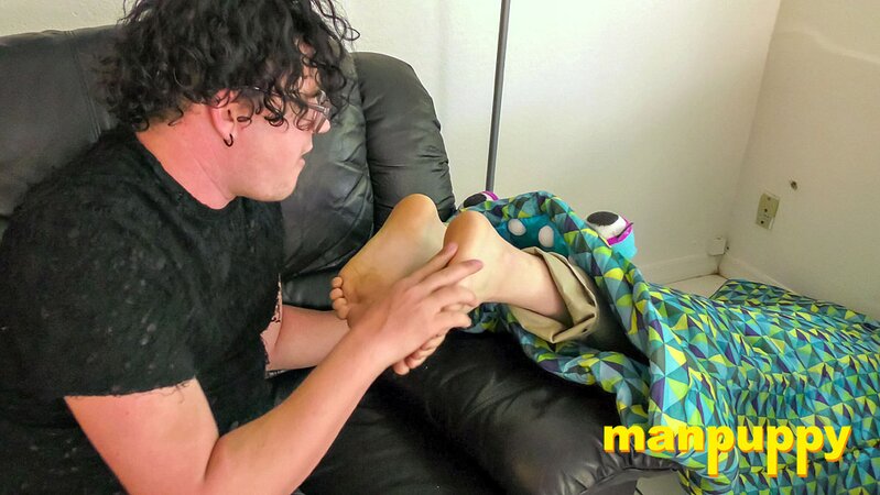 Elis Ataxxx helps Leo Blue play with his weird sea monster kink