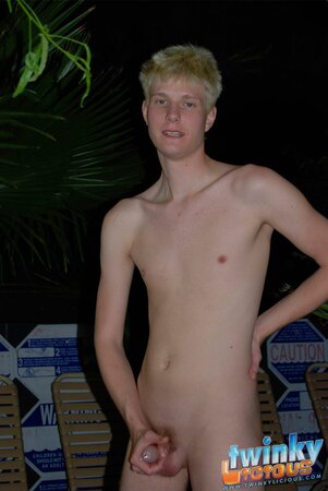 Twinks Jerrick Dalton and Wesdy Nasty play with cocks outdoors