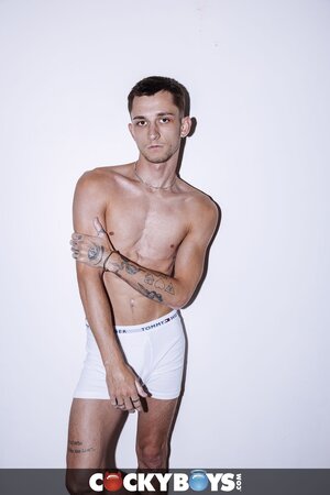 Kai Reynolds sucks Theo Brady in vocal bottom fuck
