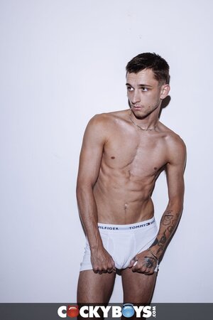 Kai Reynolds sucks Theo Brady in vocal bottom fuck