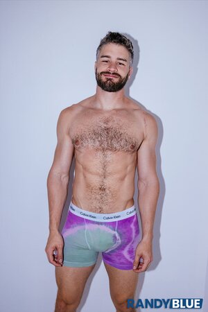 Ryder Flynn makes Rustin Peace cum hands-free while fucking him