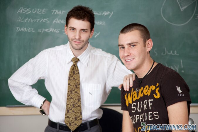 Wade Warren pounds Justin Giles’s tight asshole for better grades