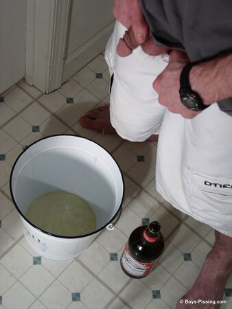 Maxxx Pound’s piss and cum in solo