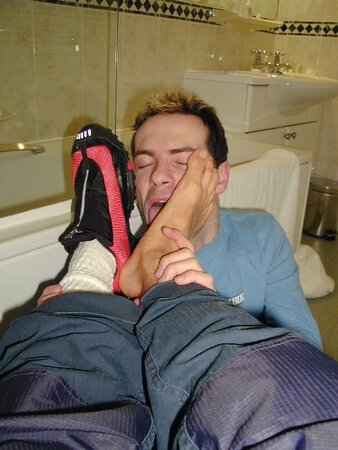 Alan Pratt shows off boots and feet in fetish shoot
