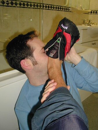 Alan Pratt shows off boots and feet in fetish shoot