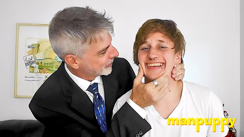 Richard Lennox sniffs Elis Ataxxx’s ass