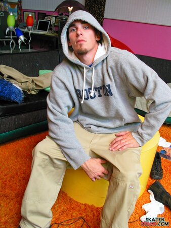 Solo jock Evan Heinze teases with baggy pants