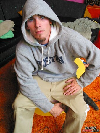 Solo jock Evan Heinze teases with baggy pants