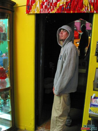 Solo jock Evan Heinze teases with baggy pants