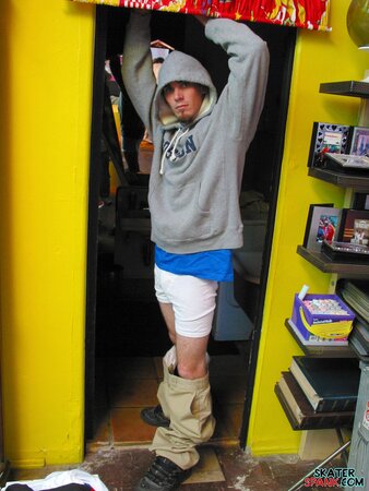Solo jock Evan Heinze teases with baggy pants