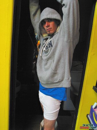 Solo jock Evan Heinze teases with baggy pants