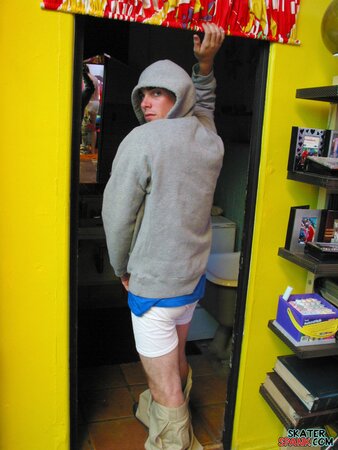Solo jock Evan Heinze teases with baggy pants