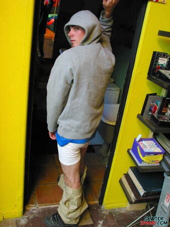 Solo jock Evan Heinze teases with baggy pants