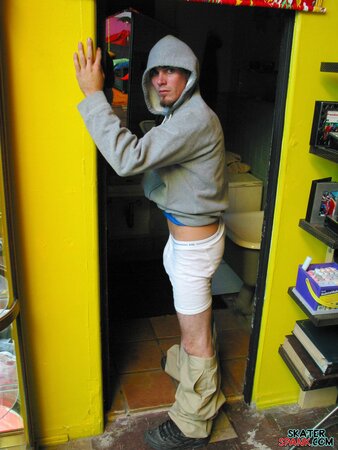 Solo jock Evan Heinze teases with baggy pants