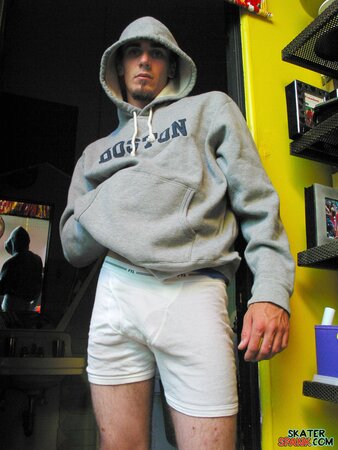 Solo jock Evan Heinze teases with baggy pants