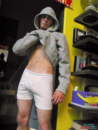 Solo jock Evan Heinze teases with baggy pants