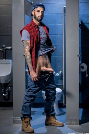 Kyle Connors rides Romeo Davis’ dick on toilet
