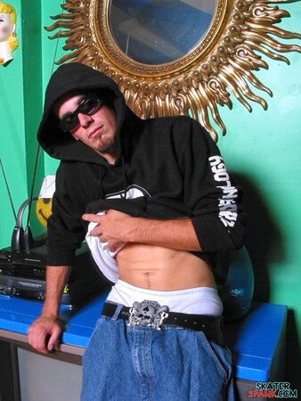 Evan Heinze shows spankable ass in skater photos