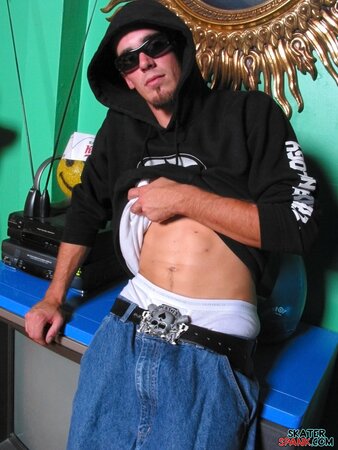 Evan Heinze shows spankable ass in skater photos