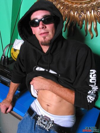 Evan Heinze shows spankable ass in skater photos