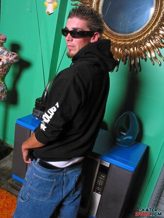 Evan Heinze shows spankable ass in skater photos