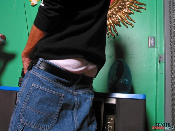 Evan Heinze shows spankable ass in skater photos