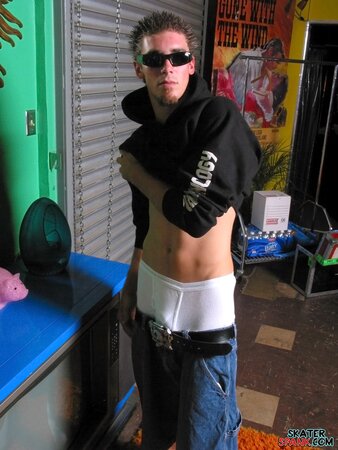 Evan Heinze shows spankable ass in skater photos