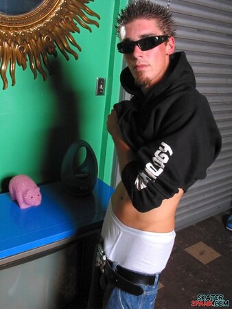 Evan Heinze shows spankable ass in skater photos