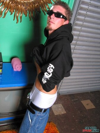 Evan Heinze shows spankable ass in skater photos