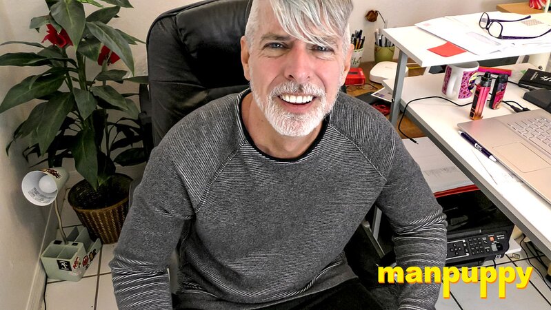 Stepdad Richard Lennox slurps twink dick in office