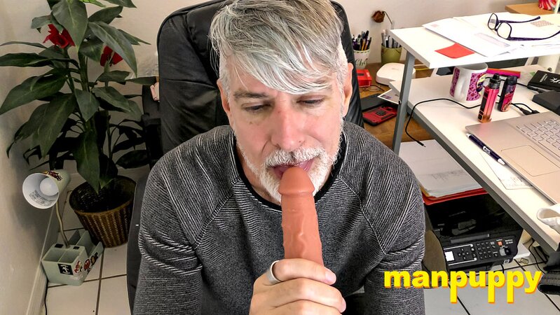 Stepdad Richard Lennox slurps twink dick in office