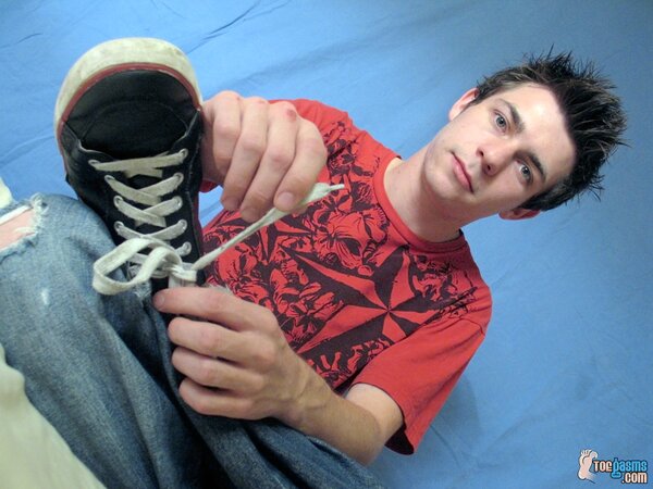Cute Eli shows sexy toes in front of camera
