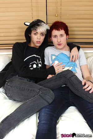 Alexander Syden deep throats emo Josh Dixon before deep anal pounding