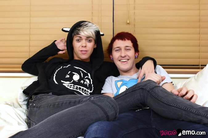 Alexander Syden deep throats emo Josh Dixon before deep anal pounding