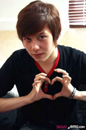 Emo twink Jack Styles strokes his uncut cock in natural bedroom setting