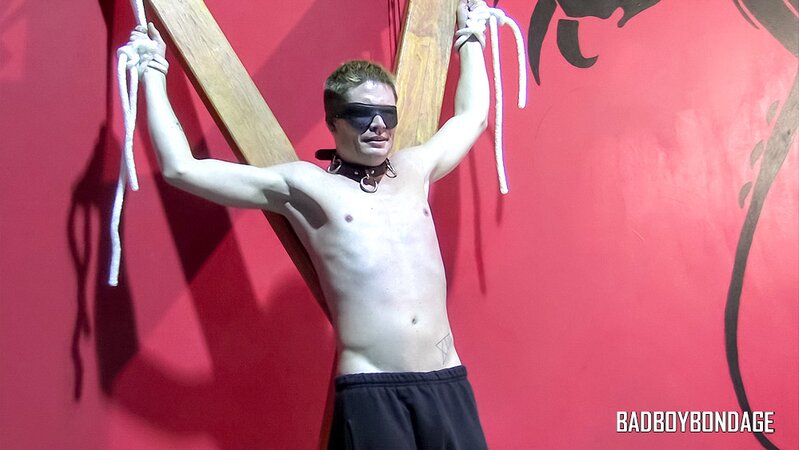 Smooth twink Jaden Swift moans under Chad Mason’s dominant kinky play
