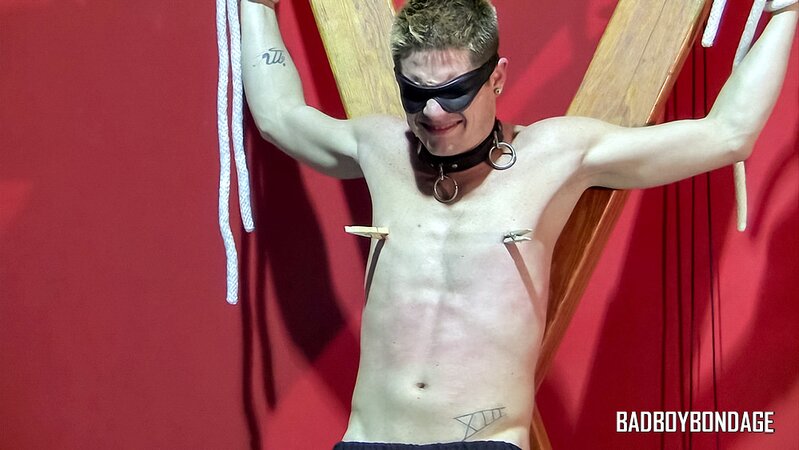 Smooth twink Jaden Swift moans under Chad Mason’s dominant kinky play