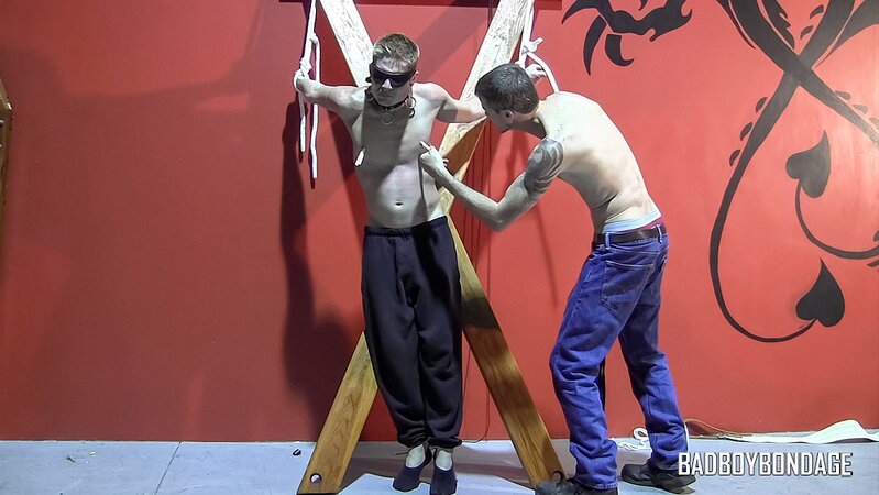 Smooth twink Jaden Swift moans under Chad Mason’s dominant kinky play