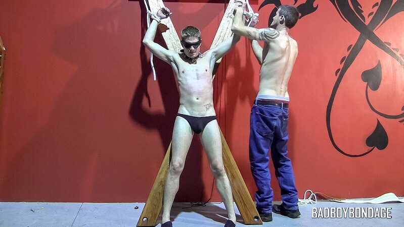 Smooth twink Jaden Swift moans under Chad Mason’s dominant kinky play