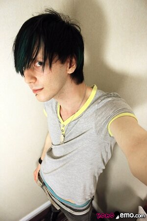 Emo teen Ollie Sparks plays furiously with his dick in small solo scene