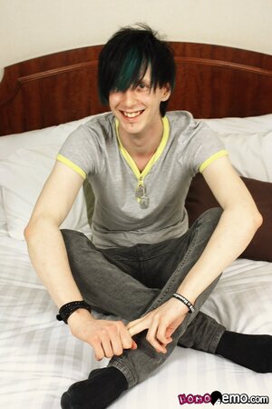 Emo teen Ollie Sparks plays furiously with his dick in small solo scene