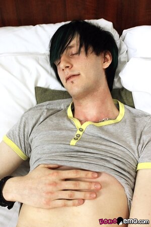 Emo teen Ollie Sparks plays furiously with his dick in small solo scene