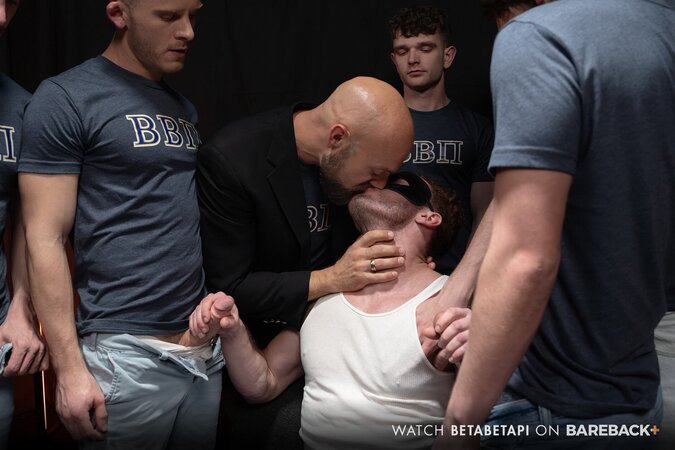 Lane Colten adds jizz to Walker Wild's open legs