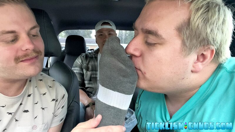 Milus Slinger pays ride with feet to Ryder and Matt worship