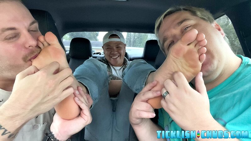 Milus Slinger pays ride with feet to Ryder and Matt worship