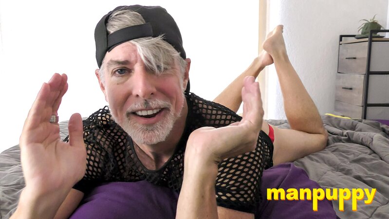 Richard Lennox fucks his hole solo on camera