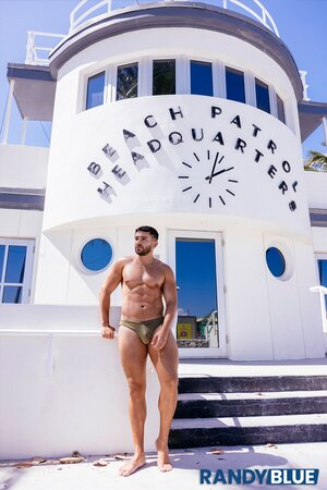 Damian Night fucks Jaxon Valor in the shower