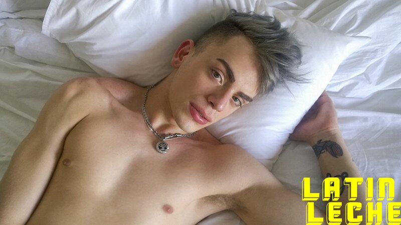 Wavy-haired Frederico Del Rey lets producer fuck and fill his mouth with leche