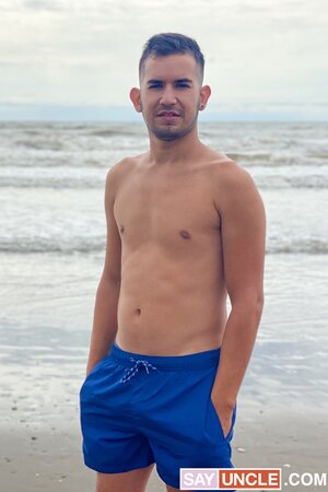 Leo masterful sucks Lorenzo Latin's cock at bus stop