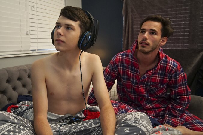 Jax Thirio bends for Dakota Lovell and Gabriel Nogueira's raw